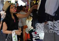 Pedagang Kaki Lima Penuhi Trotoar Bangkok