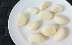 Mau Mengupas Bawang Putih dengan Cepat dan Bersih? Ikuti Tips Jitu Ini!