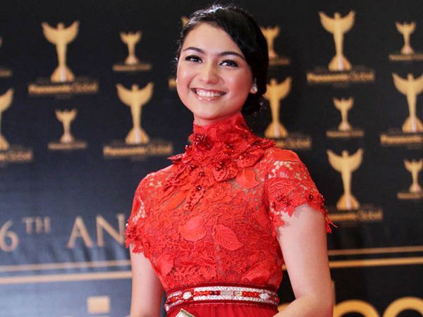 Pesona Citra Kirana Bergaun Merah