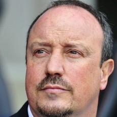 Benitez Yakin Bisa Taklukkan MU