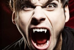 Gila! Orang-orang Ini Berubah Jadi Zombie, Vampir dan Manusia Serigala