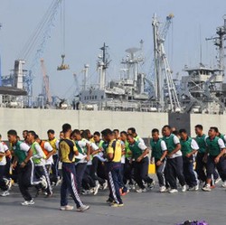Agar Tetap Langsing, Prajurit Kapal Perang Latihan Fisik di Tanjung Priok