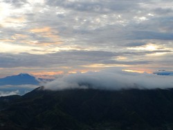 Asap Putih Tebal Keluar Dari Gunung Dieng, Turis Harap Waspada