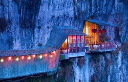 Keren! Restoran di China ini Menggantung di Tebing Gunung