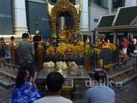 Meski Sibuk Warga Bangkok Taat Beribadah