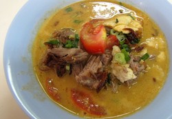 Soto yang Berkuah Hangat Berbumbu Gurih