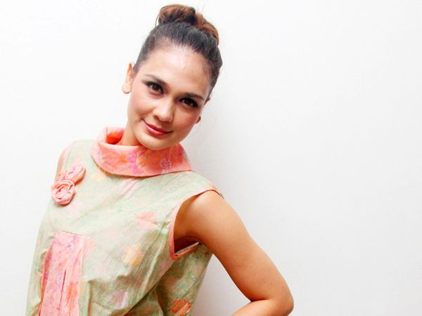 Aih, Manisnya Senyuman Luna Maya