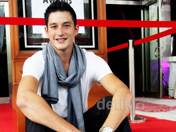 Bergaya Casual, Mike Lewis Makin Keren