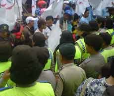 Ribuan Buruh Demo DPRD Mojokerto Tuntut UMR 2013 Dibayar Penuh