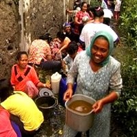 Tanki PT WNI Pecah, Ratusan Warga Berebut Minyak Nabati