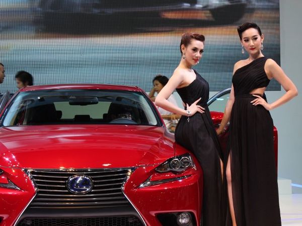 Mobil Mewah Lexus yang Irit BBM