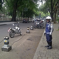 Petugas Datang, Pemarkir Liar Dekat Rumah Jokowi Ngeloyor Pergi