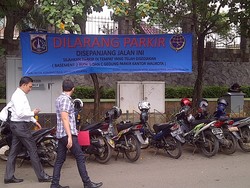 Pungli dan Parkir Liar Merajalela di Samping Gedung Walikota Jaksel