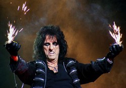 Jaket Alice Cooper yang Dicuri Telah Dikembalikan