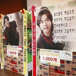 Lee Seung Gi Dihadiahi 13.620 Ramen Instan oleh Fans