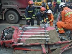 Begini Jadinya Jika Mobil Kecil Dilindas Truk