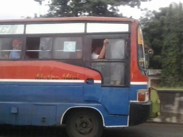 Penumpang Metro Mini di Depan Sopir