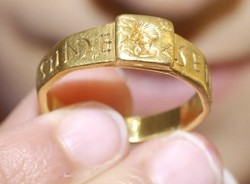 Ada Cincin Terkutuk di Pameran Inggris