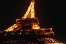  Ternyata, Menara Eiffel Lebih Romantis di Malam Hari