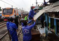 Bangunan Liar di Stasiun Kalideres Ditertibkan