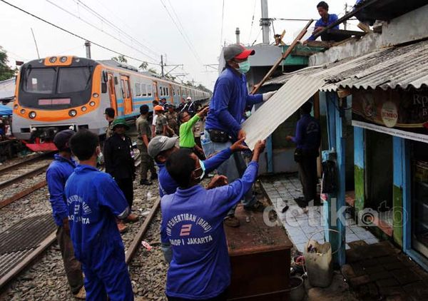 Bangunan Liar di Stasiun Kalideres Ditertibkan
