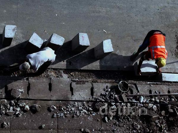 Perbaikan Trotoar di MT Haryono