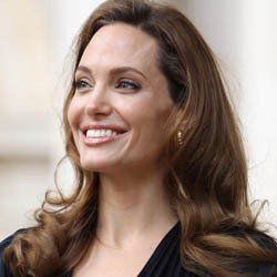 Angelina Jolie Bangun Sekolah di Afghanistan
