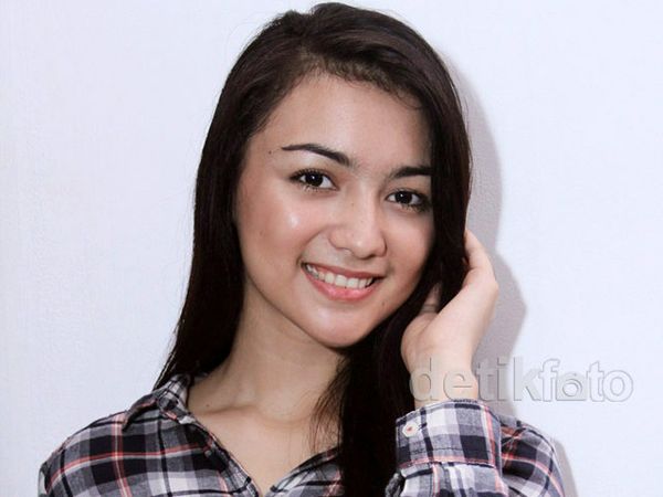Gaya Santai Si Cantik Citra Kirana