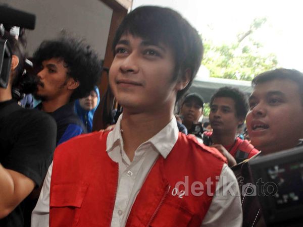 Senyuman Eza Gionino di Sidang Perdananya