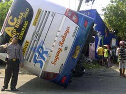 Bus Sugeng Rahayu Tabrak Toko dan Terguling di Nganjuk