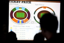 Perwakilan M-Pro Sport, Wahyu Prasetya didampingi pihak Telkomsel sebagai mitra lokal Arsenal di Indonesia, menjelaskan tentang persiapan penjualan tiket pertandingan Arsenal Toru 2013.