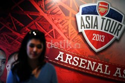 Delapan ribu tiket terbagi dalam 5 kategori, yakni kelas VIP Barat dengan harga Rp 750 ribu, VIP Timur Rp 500 ribu, Kategori 1 Rp 300 ribu, Kategori 2 Rp 200 ribu, dan kategori 3 Rp 100 ribu.