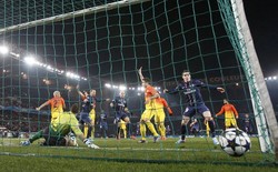 Namun Zlatan Ibrahimovic kemudian menyamakan kedudukan lewat rebound-nya di menit 79. REUTERS/Christian Hartmann.