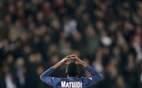 Namun di periode injury time tuan rumah mampu mencetak gol penyama melalui tendangan Blaise Matuidi. REUTERS/Christian Hartmann.