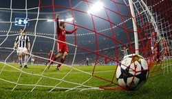 Kemenangan Bayern ditentukan oleh dua gol dari David Alaba dan Thomas Mueller. REUTERS/Kai Pfaffenbach.