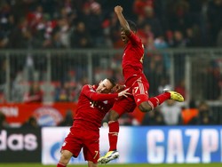 Alaba merayakan golnya bersama Franck Ribery. REUTERS/Kai Pfaffenbach.