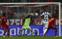 Manuel Neuer berhasil memblok tembakan Arturo Vidal. REUTERS/Michaela Rehle.