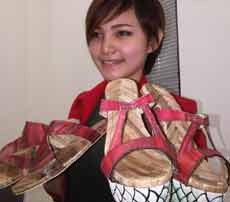 Mahasiswi Cantik Sulap Pelepah Pisang Jadi Sepatu High Heel