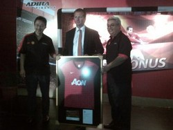 Adira Ajak Konsumen ke Old Trafford