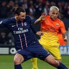 Gol Ibra Offside Dua Meter, Alves Tolak Komentari Wasit