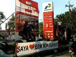 Pilih Mana: Mobil Pribadi Dilarang Pakai Premium Atau Jual Premix Ron 90 Rp 7.000?