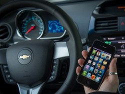 Nyetir Sambil SMS-an, Orang Dewasa Lebih Bandel 