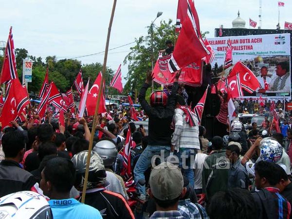 Bendera GAM Sambut Mendagri di Aceh