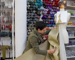 Zac Posen Desain Gaun Berlapis Emas Seharga Rp 15 Miliar