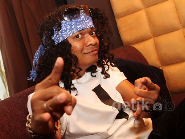 Candil Tetap Eksis dengan Rambut Keritingnya