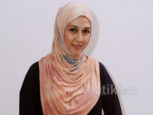 Dina Lorenza Cantik Berjilbab