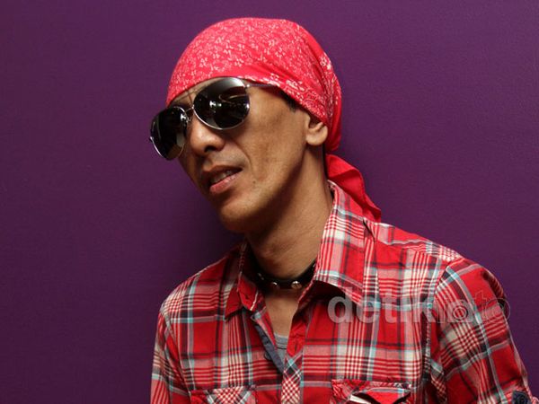 Yuke Dewa 19 Bergaya dengan Kacamata Hitam