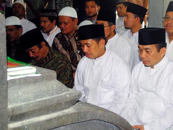 Anis Matta Ziarah ke makam Sunan Kalijaga