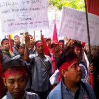 Ratusan Pekerja Outsourcing Telkomsel Tuntut Upah Layak