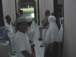 Puluhan Calon Jamaah Asal Pangkal Pinang Terlantar di Bekasi